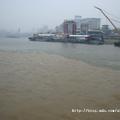 
漢江的水綠綠的，長江的水較渾濁，而且漢江的水位要高一點。