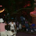 迪士尼裡壯觀的娃娃車景觀，細數一下，大約有五十部左右。