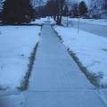 路面上也是一層滑滑的冰