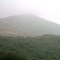 臨時隨意上山
另一頭山已雨
在霧中走，享受水的滋潤
要準備買雨衣預防