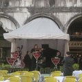 聖馬可廣場上最老牌的咖啡廳之一，可坐在露天座位欣賞現場演奏的古典樂