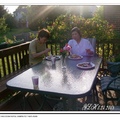 主人家有個鳥語花香的後院，
用餐時，就坐在院子裏吹晚風、照夕陽，
真是愜意極了。
（圖右是我老媽；左邊那位是另一個客人）