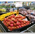 日前去韓國超市Lotte買菜，
在水果攤上看到新鮮的火龍果（Dragon Fruit），
一磅美金$5.99，我只買兩粒就付了約12美元。
一個美國太太問我，如果她把整粒火龍果埋進土裏，能不能長出樹來？
真是把我問倒了！