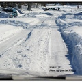 社區的「雪路」是大家開車壓出來的。