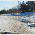 社區外的馬路清得很粗糙，
地上都是雪，
還好天氣沒冷到結冰，
不然開車的人就危險了。
