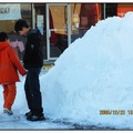 Shopping Center停車場的雪，
堆得比人還高呢！
