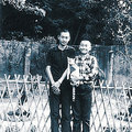 竹籬笆外，李安(左)李崗一隻小小貓