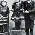 卡夫卡10歲時，跟兩位妹妹合影。