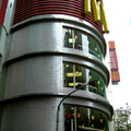 永和市永安捷運站口「碉堡式建築」的麥當勞(2006/05)