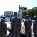 台南[43]:後壁3,走出「後壁火車站」立即出現的是【無米樂】四人雕像的背影。