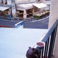 亞爾勒[3]:旅館陽台,欄杆上的茶,壺,杯