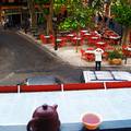 亞爾勒[4]:陽台外三角公園, 拍照的阿公, 欄杆上的茶與壺