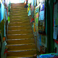 台北，唐山書店c：貼滿各種顏色海報的樓梯，閃耀著五彩光影