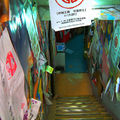 台北，唐山書店d：下樓梯，兩邊牆上的海報就很精彩