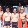 2002年，金川和一幫好友，挑戰日月潭泳渡！這張露兩點，不要多看，趕快換下一張吧！