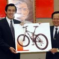 馬市長頒給金川抗SARS有功感謝狀之外，他知道金川喜歡運動，也送給金川一部越野腳踏車。（黃俊仁攝）