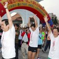 金川與馬市長、金副市長共同參與「台北市建城120週年—古城牆路跑」活動，正式開跑前做暖身運動。（高讚賢攝）