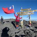 非洲最高點Uhuru peak 5895m，雪如和我托她帶的國旗都登頂了。