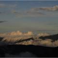 從369 山莊東望南湖中央尖，雲瀑從尾稜多加屯緩緩洩下。
