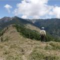 走到雪山東峰，快到武陵農場了，回頭看雪山稜線，369 山莊就在山腰，走完聖稜，才有資格述說聖稜的真與美。