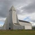 Hallgrimskirkja 教堂是冰島最大教堂，也是首都雷克亞維克地標，60%冰島人口住在首都附近。