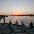 天天都是大晴天，落日前一堆印度人在杜拜海灣溪釣魚，他們釣魚只用釣線，不用竿子。