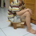而且,還是用廢木料來製作的可收納折疊的小椅子