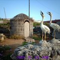 用澎湖特有的咾咕石所建的擋海風圍牆
上面還用貝殼做2隻海鳥看家
