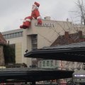 在 Rotterdam 市區偶然抬頭 看見高高的大樓頂上的聖誕老公公