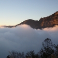 2005阿里山的雲海出現在數丈的眼前.....當下的景是如此的近!!    如今的心是如此的遠....  作者:游昌洋
