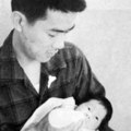 宋楚瑜早婚(24歲)，26歲即喜獲麟兒。在海外打工攻讀博士學位的宋楚瑜，當起「奶爸」也毫不馬虎，當時他懷裡的長子宋鎮遠才兩個月大。
