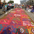 安地瓜市民正為耶穌受難製作街道花壇