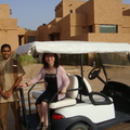 沙漠旅館靠電動車接送
