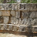 CHICHEN-ITZA的戰士神殿骷髏頭石雕