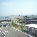 名古屋機場外面的公路，日本高速公路的收費站在交流道下面。上去時掃瞄，下來後一次收費，還會記錄平均時速，超速一定被發現，故日本車禍率極低。