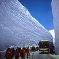 每年十一月至次年四月封山，因積雪太深。
五月開山後積雪數尺，需挖出道路供遊客行走，僅留下道旁雪壁。