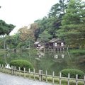 日本三大名園之ㄧ的兼六園，為金澤城藩主的後花園。
園內多松多池，靜雅幽邈。