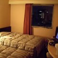 名古屋的旅館雖小，仍五臟俱全，遠眺窗外夜景。