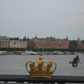 在橋上，代表君權的冠冕