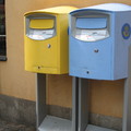 黃色藍色的郵筒