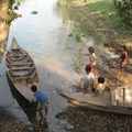 柬埔寨小朋友沒有豐匱的物質享受，爸爸造的木船，就可以讓他們玩得很開心。