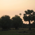 在吳哥遺址觀落日，也可以坐熱氣球升空。