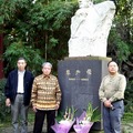 四川省廣漢市的房湖公園，向位於園內的“覃子豪紀念館”中詩人覃子豪的大理石雕像獻花，照片中左起：作家陳立基、雲鶴、詩人周道模。