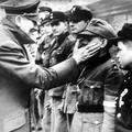 時間為1945年3月,離希特勒飲弾自裁的日子(1945年4月30日)剩下約一個月,他在總統官邸召見希特勒青年團的少年.