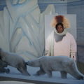 瞬間變成愛斯基摩人，跟前還有兩隻北極熊喔^^