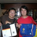這兩個背包可是大有來頭，我拿著世界杯德國隊背包，同學拿著法國隊背包，可惜沒在冠軍戰碰頭....