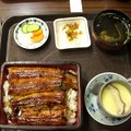 有個鰻肝清湯、茶碗蒸、小菜、柴魚豆腐、雙層鰻魚飯，480元