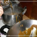 素咖哩飯---將炒過的咖哩倒入湯汁中6.