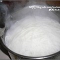 媽媽的奶香米粉湯--3.  將洗好的米粉放入大鍋水中煮