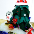 本班同學的傑作，以廢物再利用做成的聖誕樹。